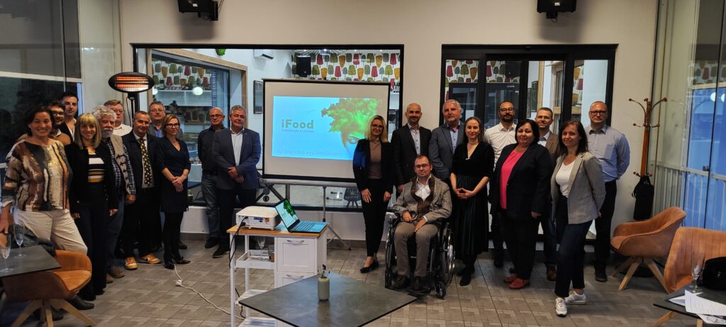 Social media és weboldal