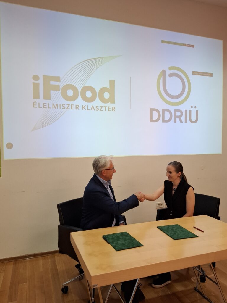 Signing of the cooperation agreement between iFood Cluster and DDRIÜ at the COOL-BORDER project meeting in Croatia